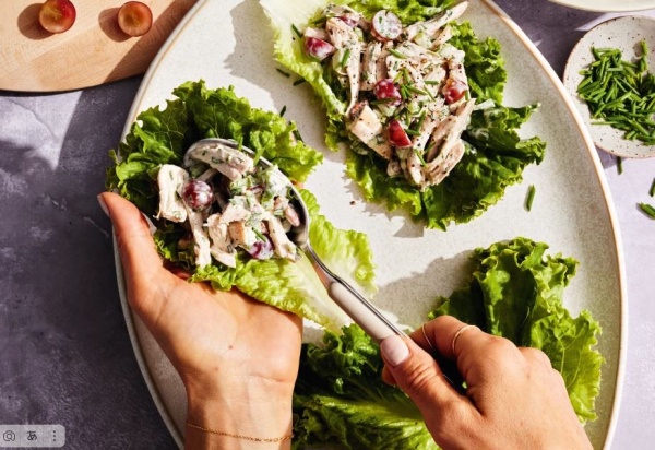 Курица-гриль с виноградом и орехами пекан в хрустящей обертке из салата ромэн